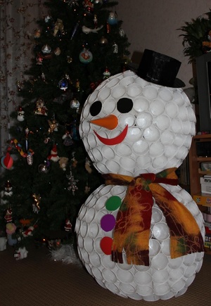 Снеговик из пластмассовых стаканчиков 