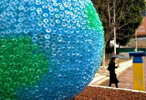 Создание новогоднего шарика из пластиковых бутылок