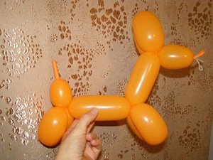 Желтая собака из воздушных шаров для игры