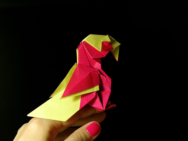 Красно-желтый попугай оригами