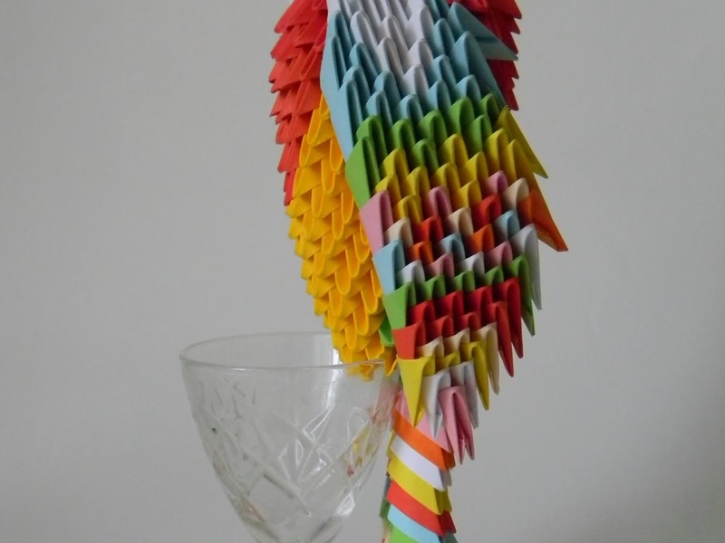 Цветной модульный попугай оригами