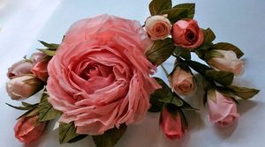 Розы из ткани- замечательное украшение