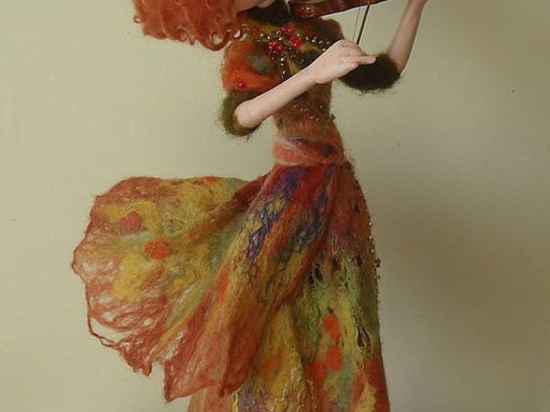 Кукла-скрипачка на шарнирах