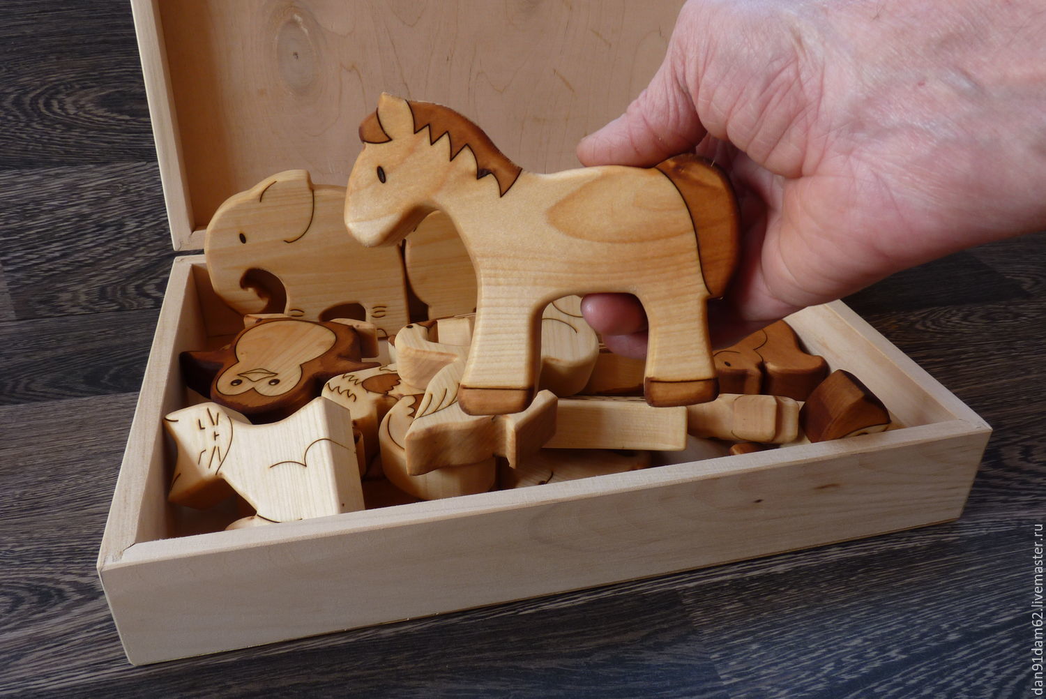 Мастер деревянных игрушек