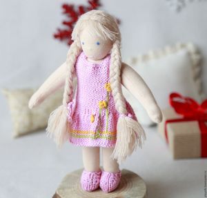 Кукла в вязаном платьице