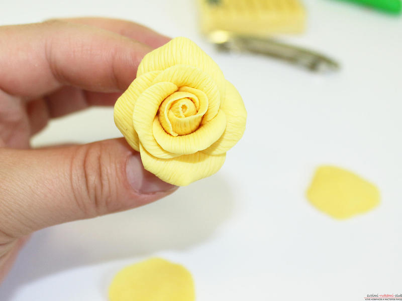 Желтая роза из глины