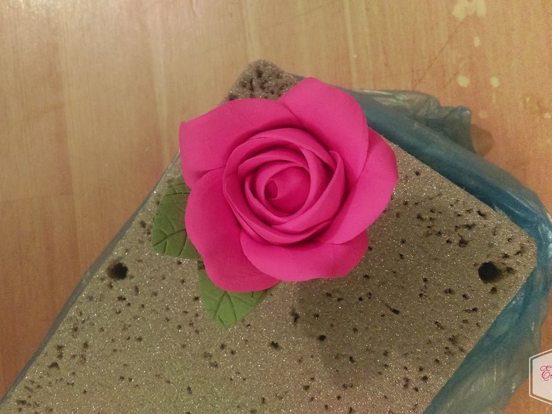 Розовая роза из глины