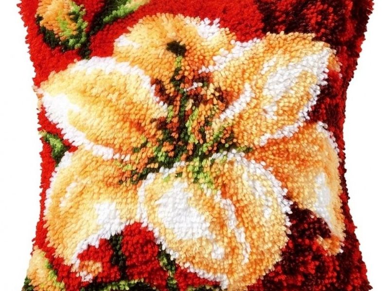 Наволочка с цветком в ковровой технике