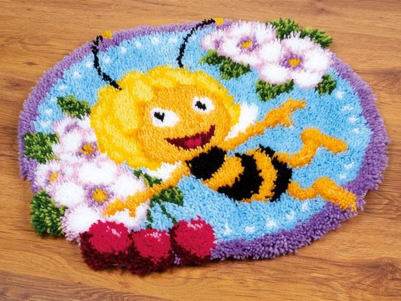 Ковровая вышивка пчелка с вишнями
